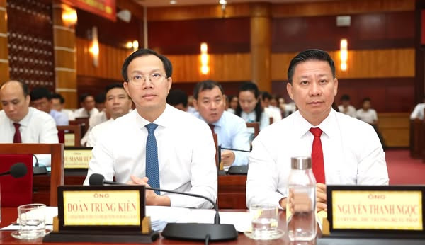 Ông Đoàn Trung Kiên (trái) và ông Nguyễn Thanh Ngọc, Thứ trưởng Bộ Tư pháp (nguyên Phó Bí thư Tỉnh ủy, nguyên Chủ tịch UBND tỉnh Tây Ninh) tại kỳ họp. Ảnh: Báo Tây Ninh.