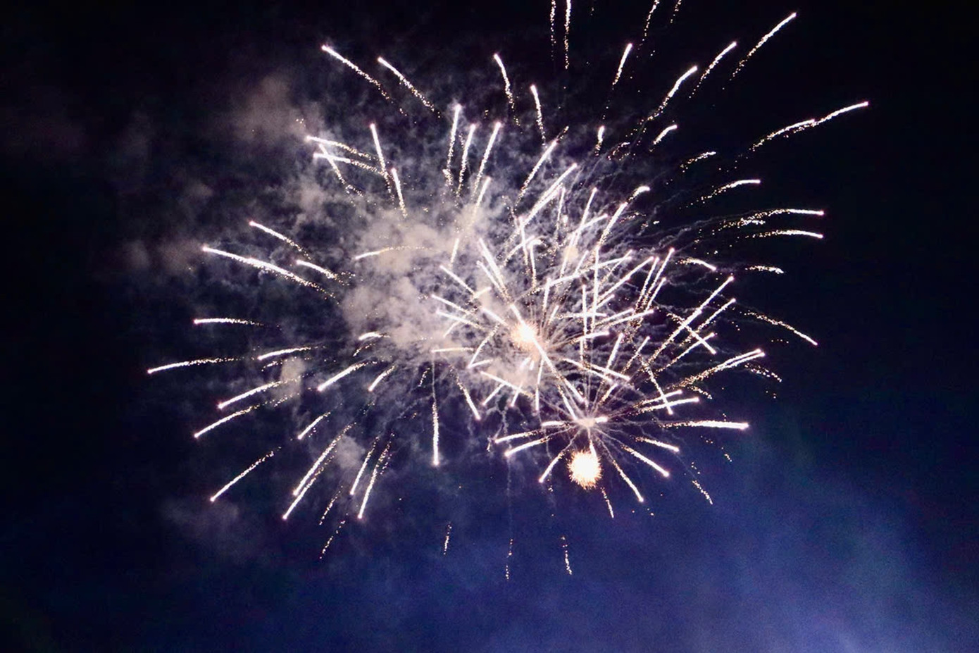 Pháo hoa trên bầu trời Tây Ninh tối 29/4. Ảnh: Tân Châu