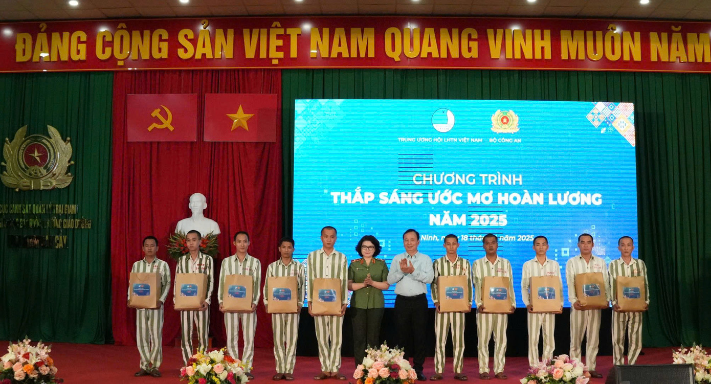 Thiếu tướng Ngô Hoài Thu, Phó Cục trưởng Cục Công tác chính trị cùng đại biểu tặng quà các phạm nhân. Thiếu tướng Ngô Hoài Thu, Phó Cục trưởng Cục Công tác chính trị cùng đại biểu tặng quà các phạm nhân.
