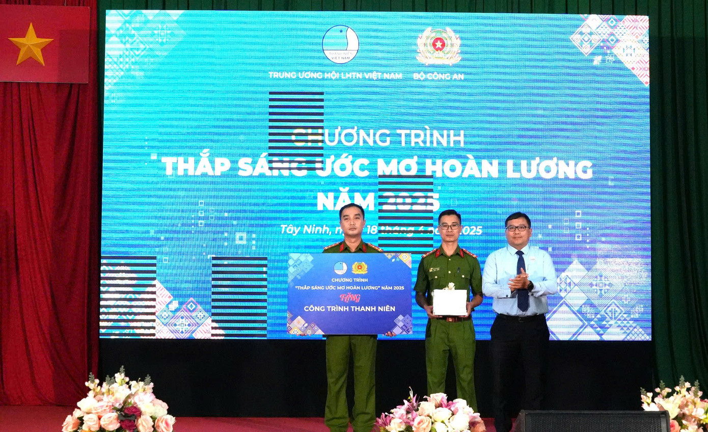 Đại diện Trung ương Hội Liên hiệp Thanh niên Việt Nam tặng công trình thanh niên cho Trại giam Cây Cầy. Đại diện Trung ương Hội Liên hiệp Thanh niên Việt Nam tặng công trình thanh niên cho Trại giam Cây Cầy.