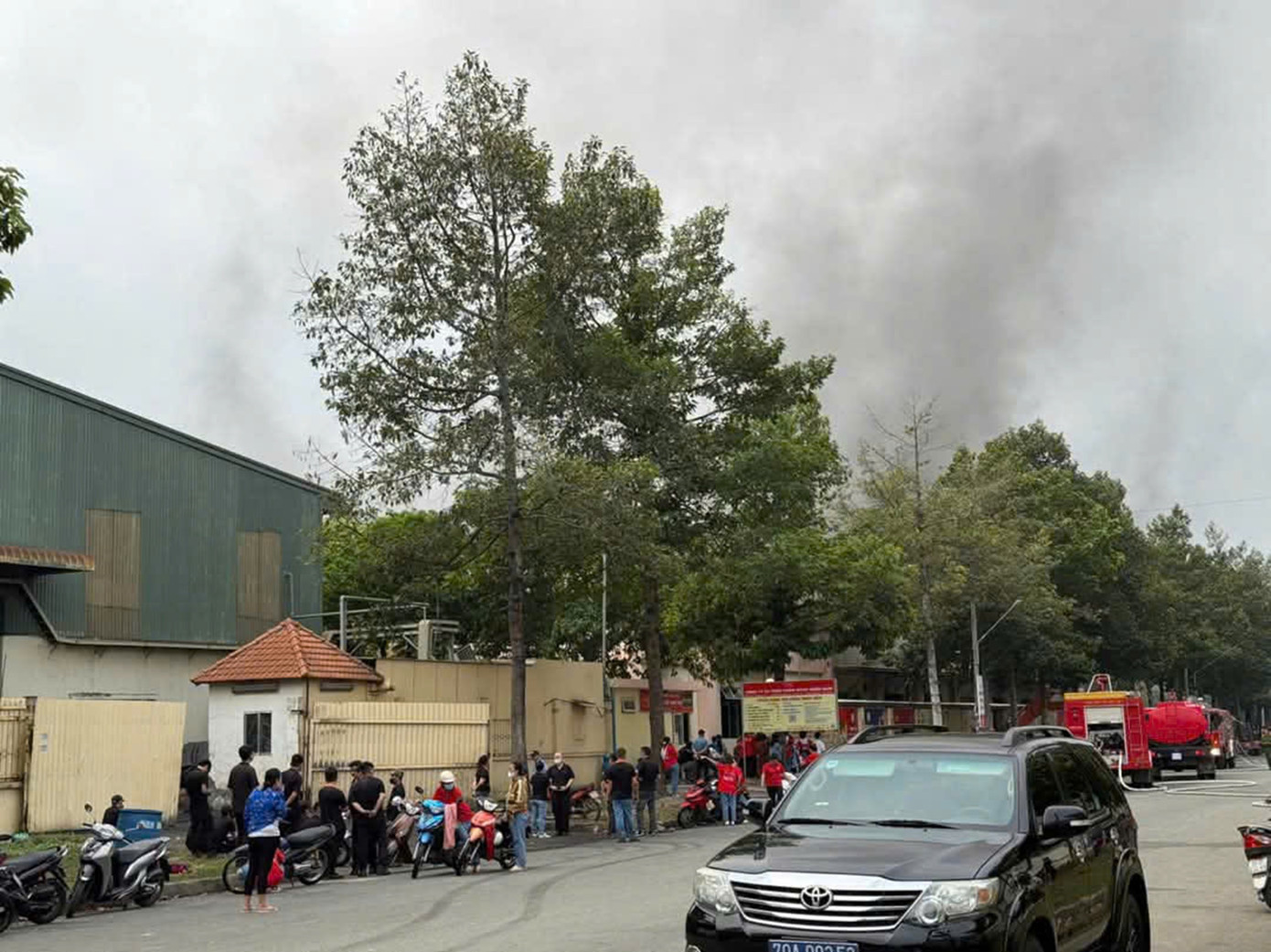 Nhiều công nhân nhanh chóng chạy khỏi đám cháy. Ảnh: Nhật Quang