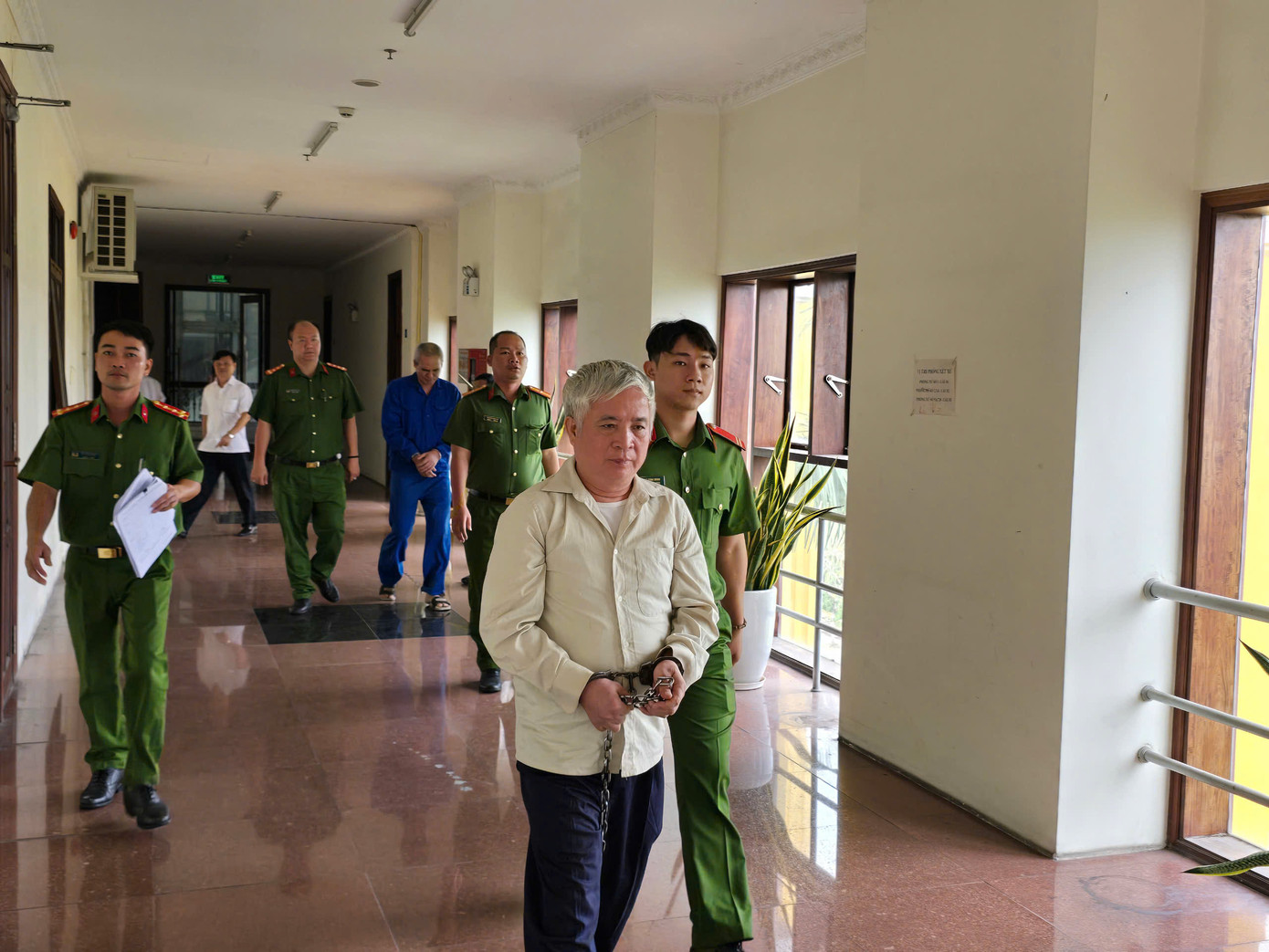 Cảnh sát dẫn giải ông Nguyễn Văn Quý về trại giam sau khi Tòa tuyên án vào sáng 8/4. Cảnh sát dẫn giải ông Nguyễn Văn Quý về trại giam sau khi Tòa tuyên án vào sáng 8/4.