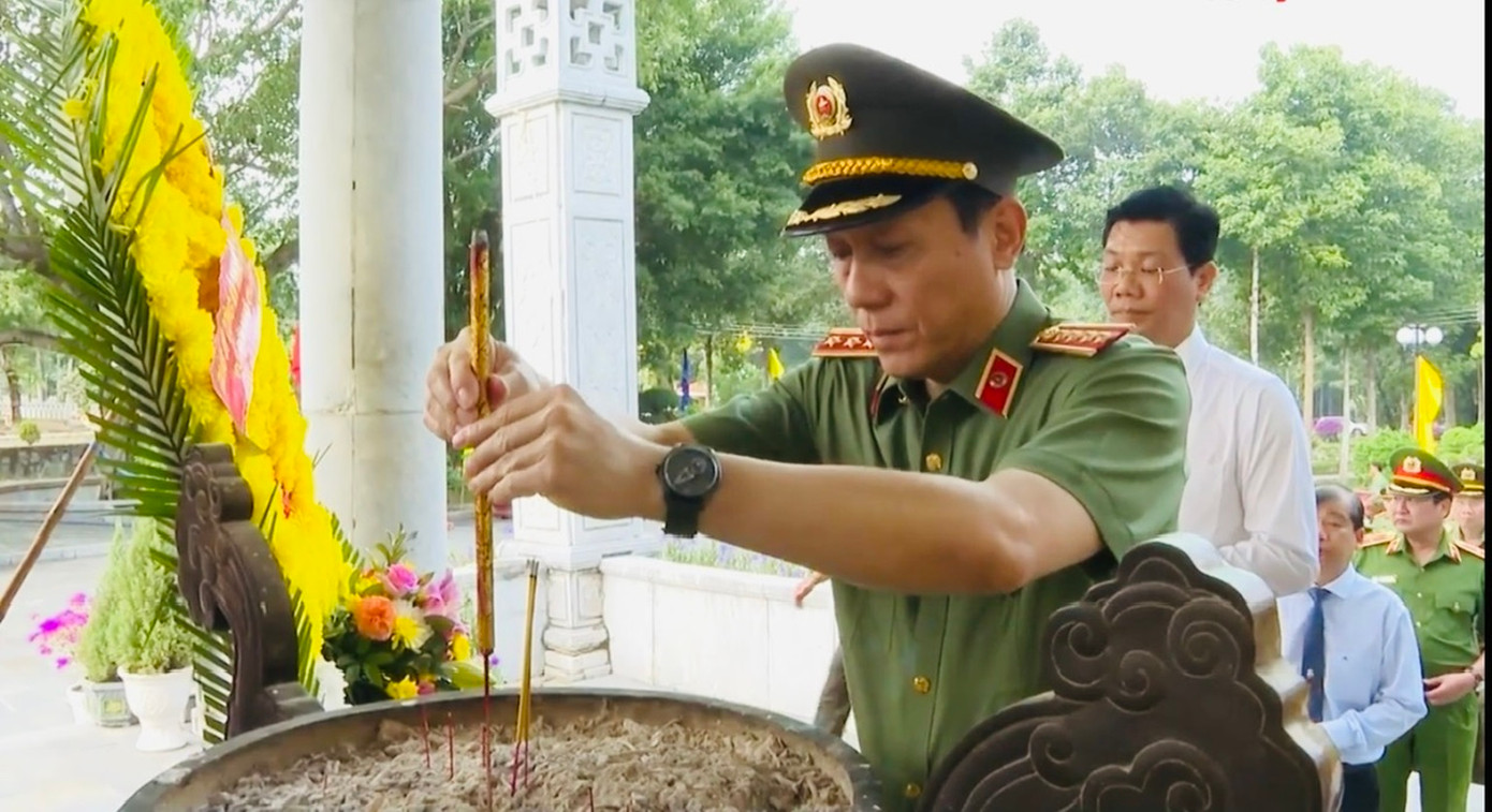 Bộ trưởng Lương Tam Quang dâng hương tại Nghĩa trang Liệt sĩ Quốc gia Đồi 82 Bộ trưởng Lương Tam Quang dâng hương tại Nghĩa trang Liệt sĩ Quốc gia Đồi 82