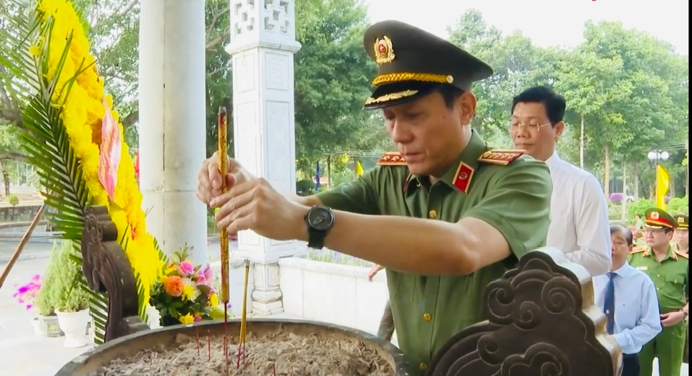 Bộ trưởng Lương Tam Quang dâng hương tại Nghĩa trang Liệt sĩ Quốc gia Đồi 82