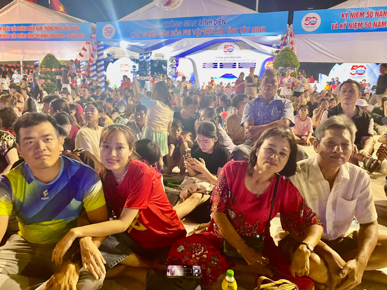 Người dân xem pháo hoa tối 29/4. Ảnh: Tân Châu