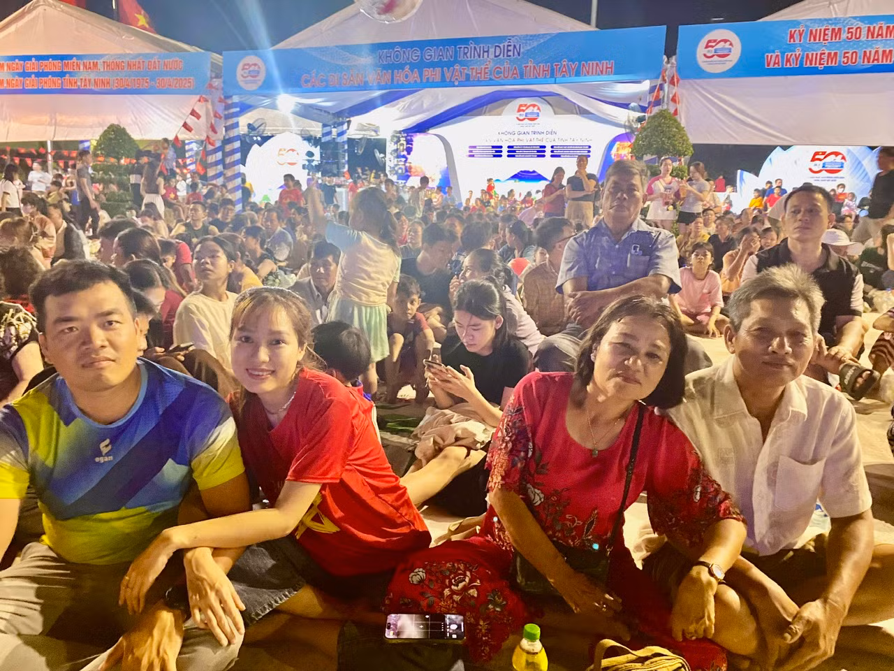 Người dân xem pháo hoa tối 29/4. Ảnh: Tân Châu Người dân xem pháo hoa tối 29/4. Ảnh: Tân Châu