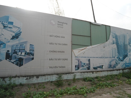 Bên ngoài sân bóng được rào bằng tôn