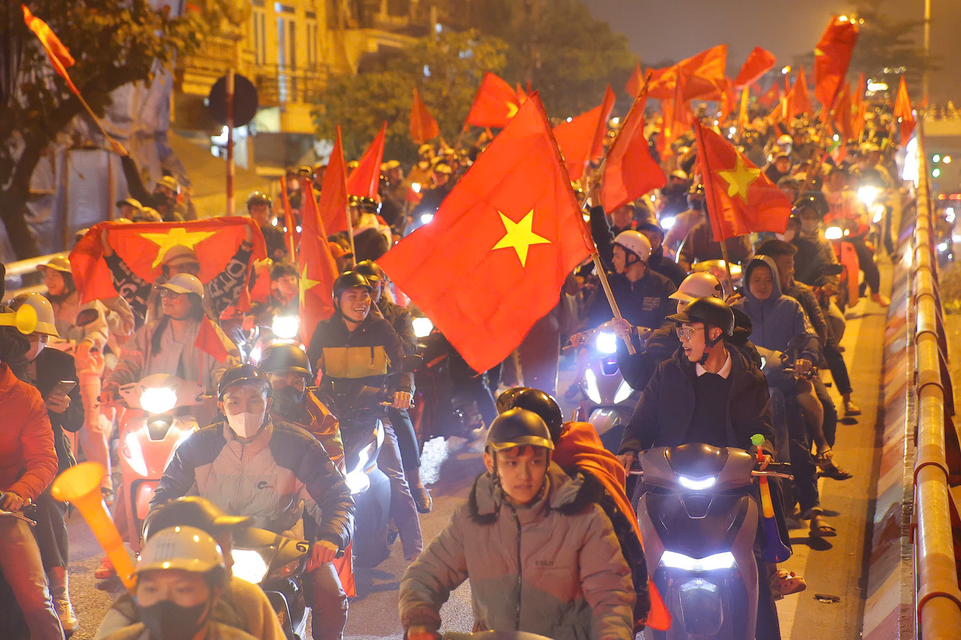 Ngay sau tiếng còi mãn cuộc kết thúc trận đấu chung kết lượt về, hàng vạn người hâm mộ ở Thủ đô đã đổ ra đường ăn mừng chức vô địch ASEAN cup 2024 của ĐT Việt Nam. Ngay sau tiếng còi mãn cuộc kết thúc trận đấu chung kết lượt về, hàng vạn người hâm mộ ở Thủ đô đã đổ ra đường ăn mừng chức vô địch ASEAN cup 2024 của ĐT Việt Nam.