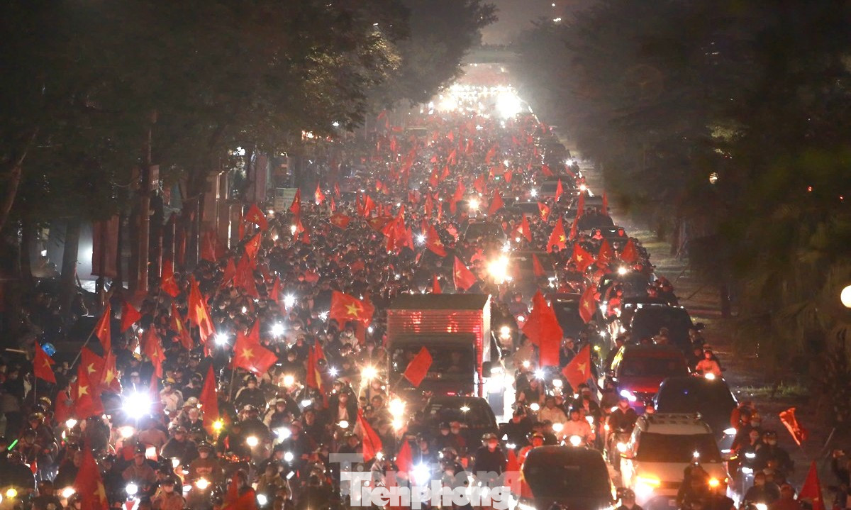 Khoảng 23h, không khí các con phố trung tâm đều tấp nập, sôi động. Khoảng 23h, không khí các con phố trung tâm đều tấp nập, sôi động.