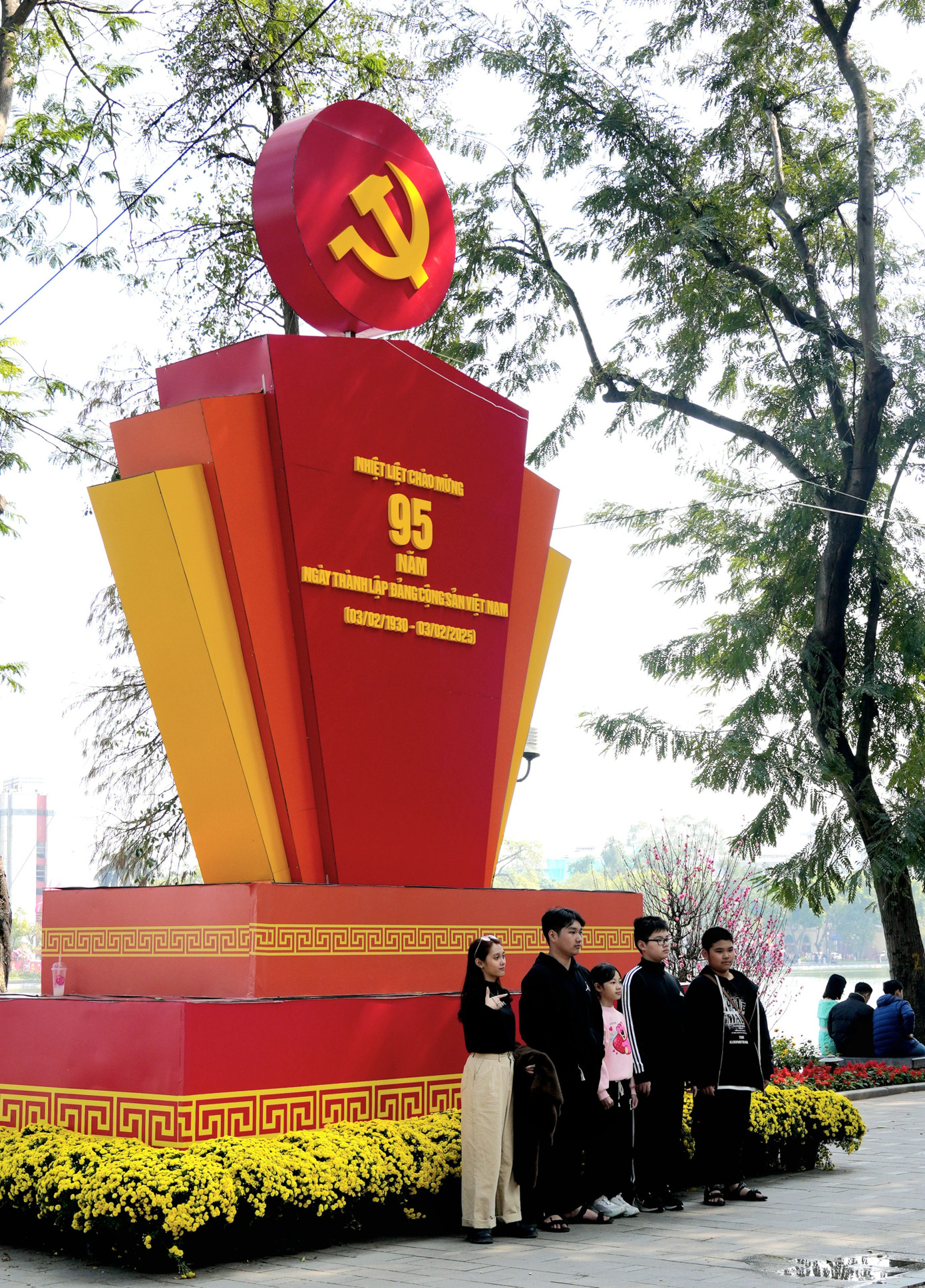 Những em nhỏ chụp ảnh với bục pano được trang trí tại Hồ Hoàn Kiếm. Những em nhỏ chụp ảnh với bục pano được trang trí tại Hồ Hoàn Kiếm.