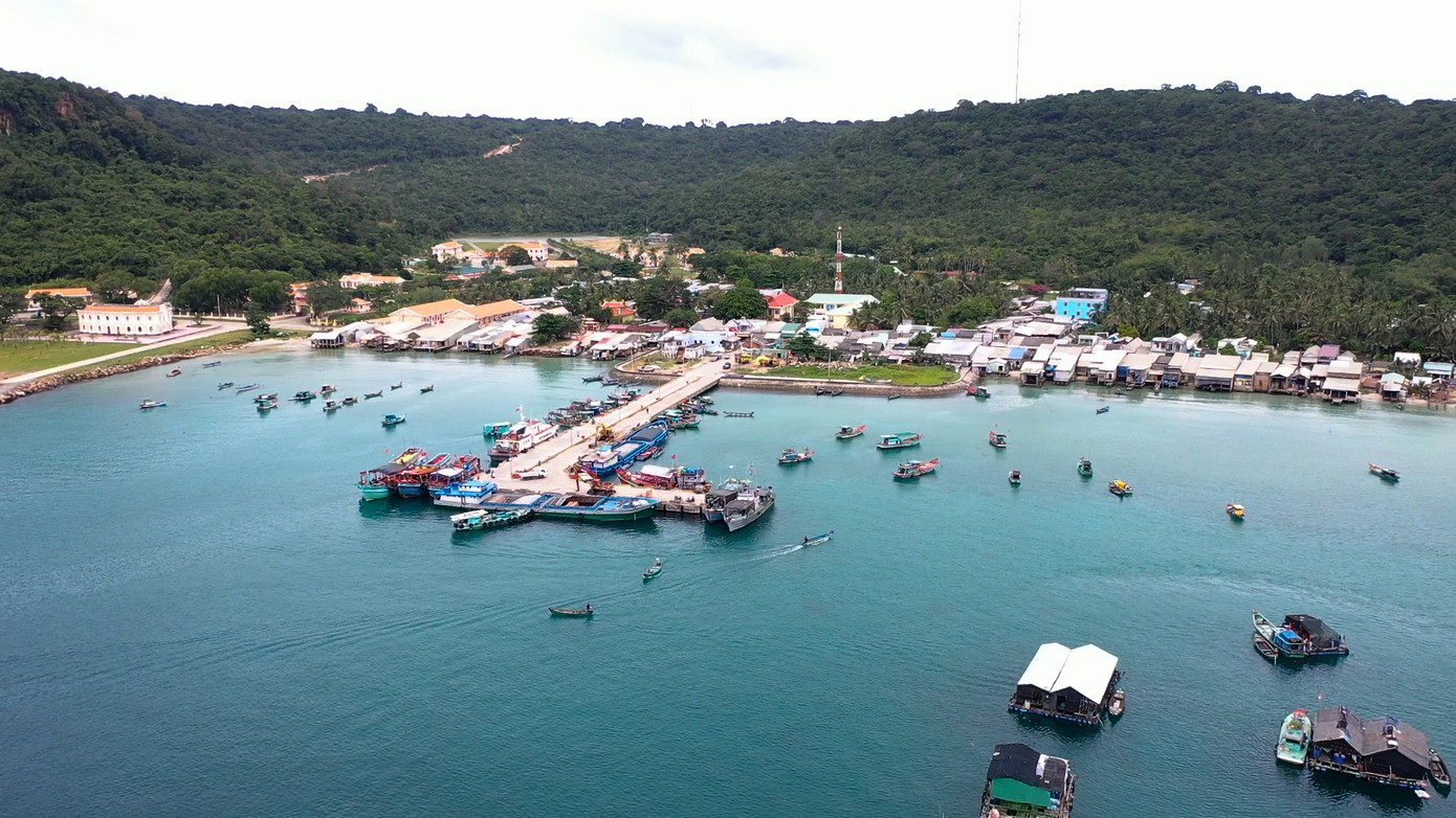 Ông Huỳnh Hữu Hiệp (71 tuổi, Bí thư Chi bộ, Trưởng ấp Bãi Ngự, xã Thổ Châu) cho biết Thổ Châu có cơ sở vật chất phát triển, đường giao thông được nhà nước đầu tư xây dựng, bê tông hóa, người dân có cuộc sống ấm no.