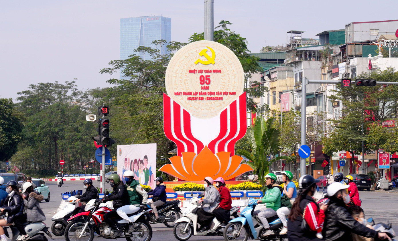 Khu vực trung tâm phố cổ, hồ Hoàn Kiếm và các giao lộ lớn của thành phố ngập tràn không khí vui tươi, mừng ngày kỷ niệm 95 năm thành lập Đảng Cộng sản Việt Nam. Khu vực trung tâm phố cổ, hồ Hoàn Kiếm và các giao lộ lớn của thành phố ngập tràn không khí vui tươi, mừng ngày kỷ niệm 95 năm thành lập Đảng Cộng sản Việt Nam.