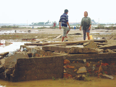 Vợ chồng chị Dùng trên nền nhà còn sót lại 