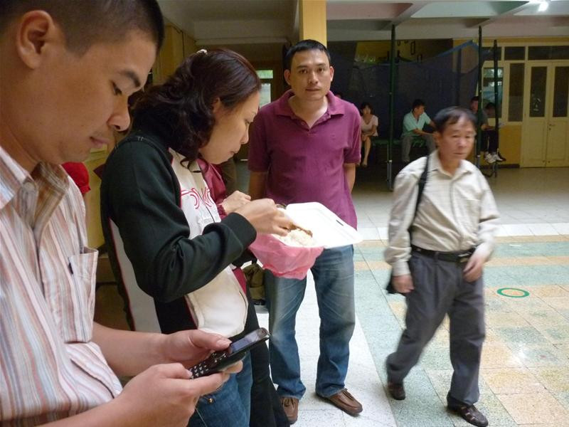 Tranh thủ ăn sáng.