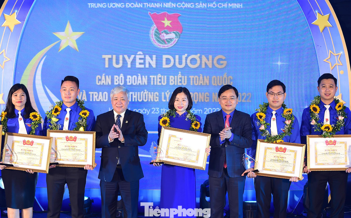 Chủ tịch Ủy ban T.Ư MTTQ Việt Nam Đỗ Văn Chiến và Bí thư thứ nhất T.Ư Đoàn Nguyễn Anh Tuấn trao khen thưởng các gương nhận giải thưởng Lý Tự Trọng năm 2022. Ảnh: Xuân Tùng Chủ tịch Ủy ban T.Ư MTTQ Việt Nam Đỗ Văn Chiến và Bí thư thứ nhất T.Ư Đoàn Nguyễn Anh Tuấn trao khen thưởng các gương nhận giải thưởng Lý Tự Trọng năm 2022. Ảnh: Xuân Tùng