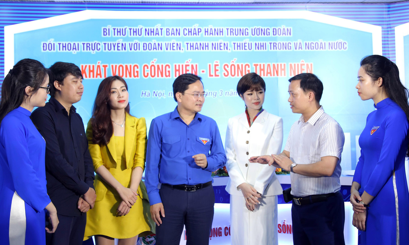 Bí thư thứ nhất T.Ư Đoàn trao đổi với đoàn viên thanh niên tham gia tại chương trình. Bí thư thứ nhất T.Ư Đoàn trao đổi với đoàn viên thanh niên tham gia tại chương trình.