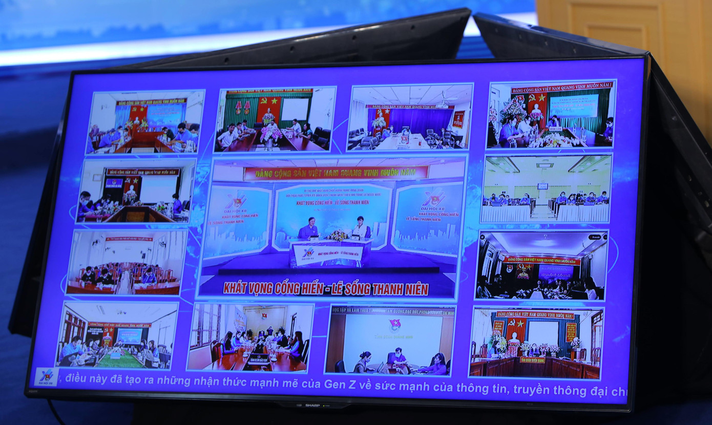 Cùng với các câu hỏi trực tiếp tại chương trình đối thoại, đoàn viên thanh niên tham dự tại các điểm cầu, kết nối qua hệ thống livestream... đã đặt câu hỏi tới lãnh đạo T.Ư Đoàn. Cùng với các câu hỏi trực tiếp tại chương trình đối thoại, đoàn viên thanh niên tham dự tại các điểm cầu, kết nối qua hệ thống livestream... đã đặt câu hỏi tới lãnh đạo T.Ư Đoàn.