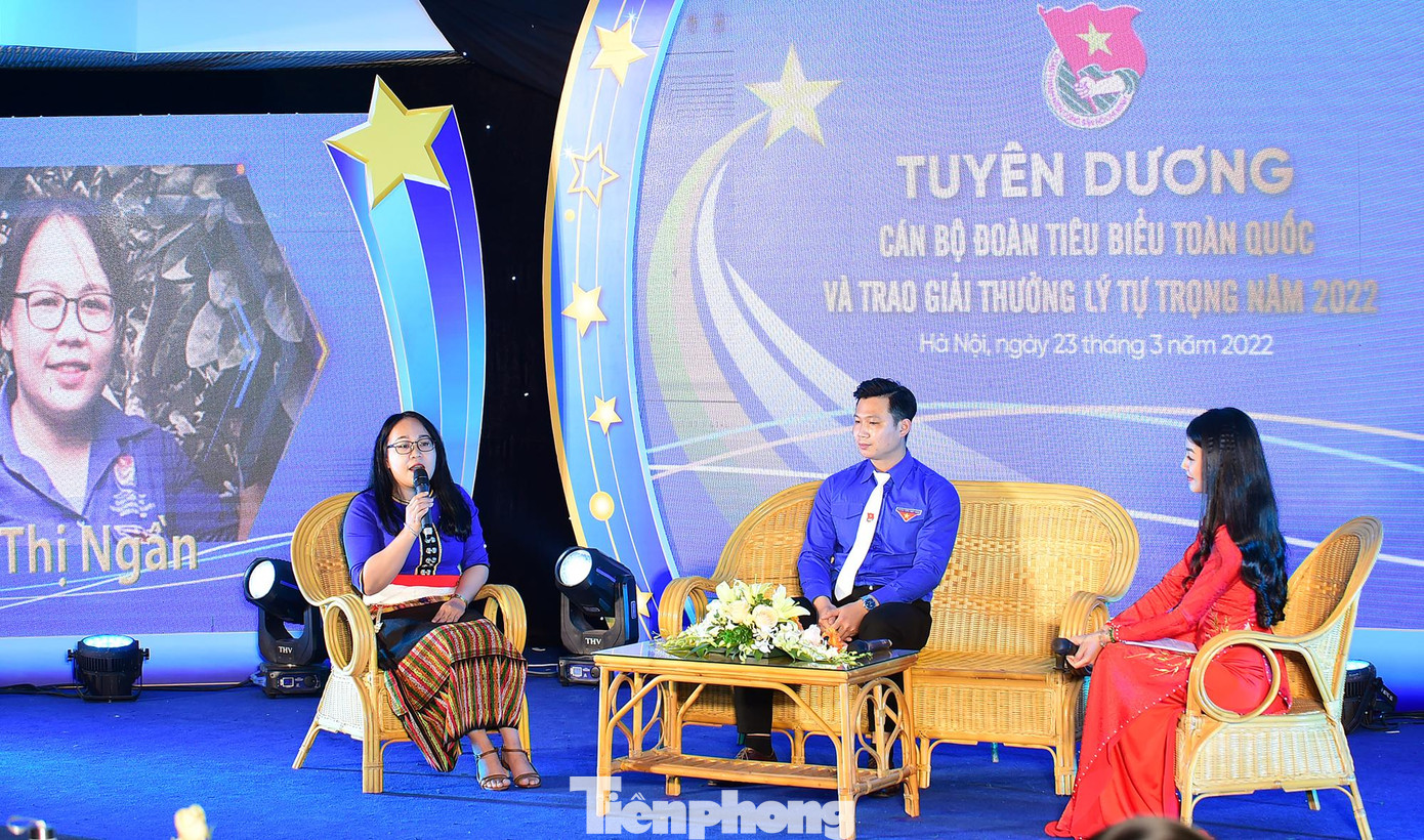 Chị Lô Thị Ngần và anh Đinh Văn Minh giao lưu trong chương trình. Ảnh: Xuân Tùng Chị Lô Thị Ngần và anh Đinh Văn Minh giao lưu trong chương trình. Ảnh: Xuân Tùng