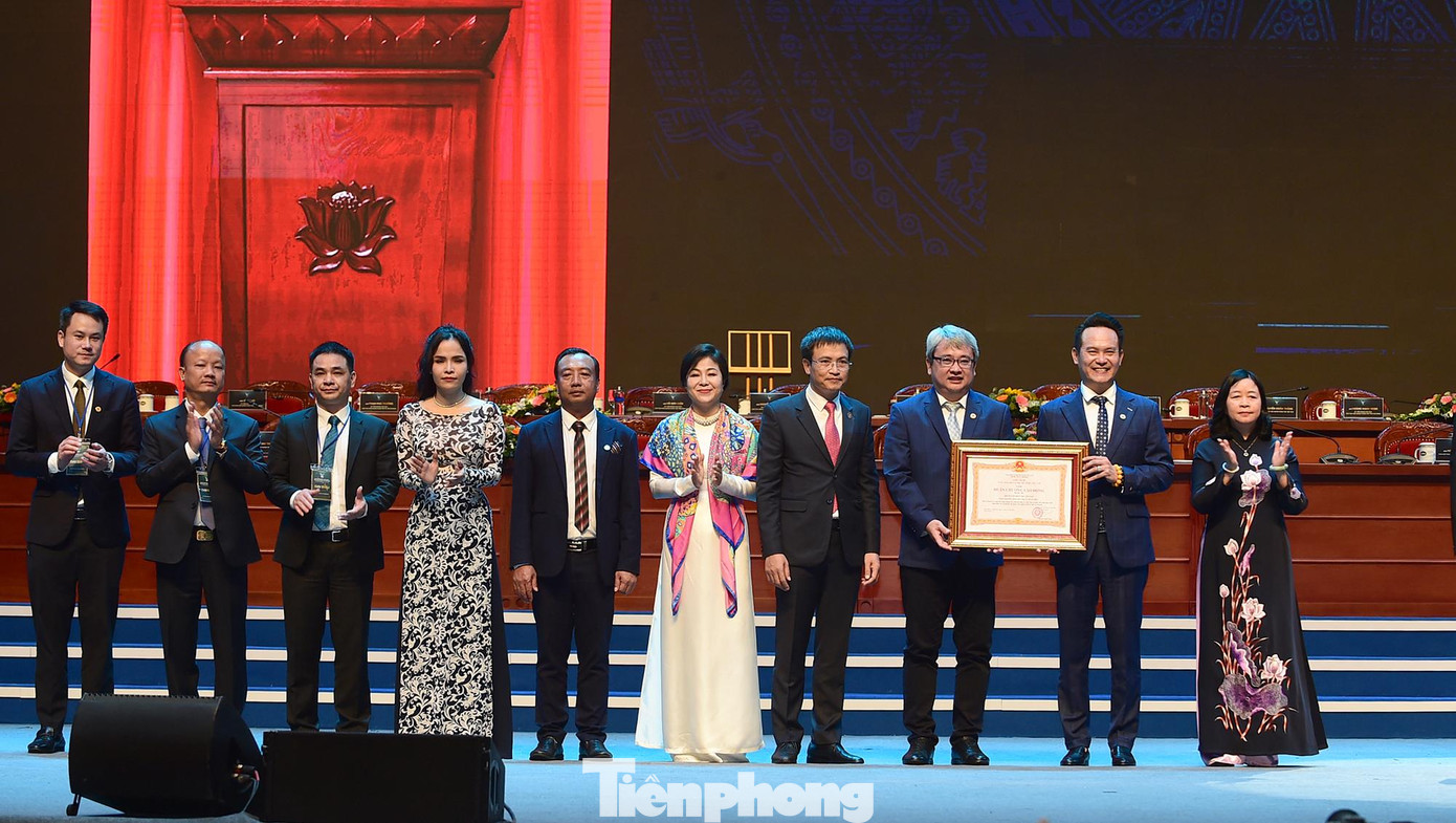 Bà Bùi Thị Minh Hoài, Bí thư T.Ư Đảng, Trưởng Ban Dân vận T.Ư (ngoài cùng bên phải ) trao Huân chương Lao động hạng Ba cho tập thể Hội DNT Việt Nam. Ảnh: Xuân Tùng Bà Bùi Thị Minh Hoài, Bí thư T.Ư Đảng, Trưởng Ban Dân vận T.Ư (ngoài cùng bên phải ) trao Huân chương Lao động hạng Ba cho tập thể Hội DNT Việt Nam. Ảnh: Xuân Tùng