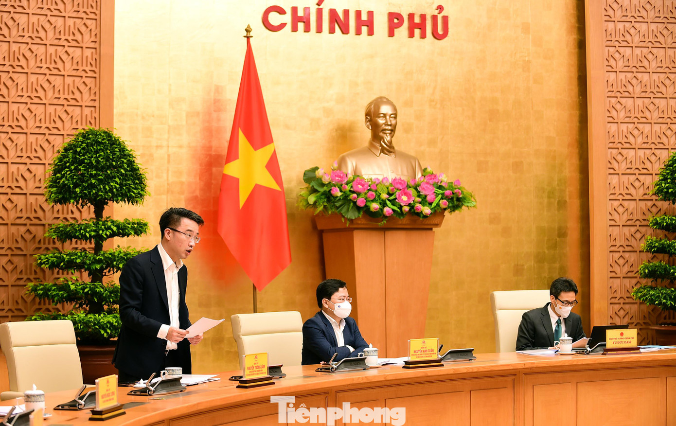 Anh Nguyễn Tường Lâm, Bí thư T.Ư Đoàn, Phó Chủ nhiệm thường trực UBQG về Thanh niên Việt Nam trình bày tóm tắt dự thảo các văn bản. Ảnh: Xuân Tùng