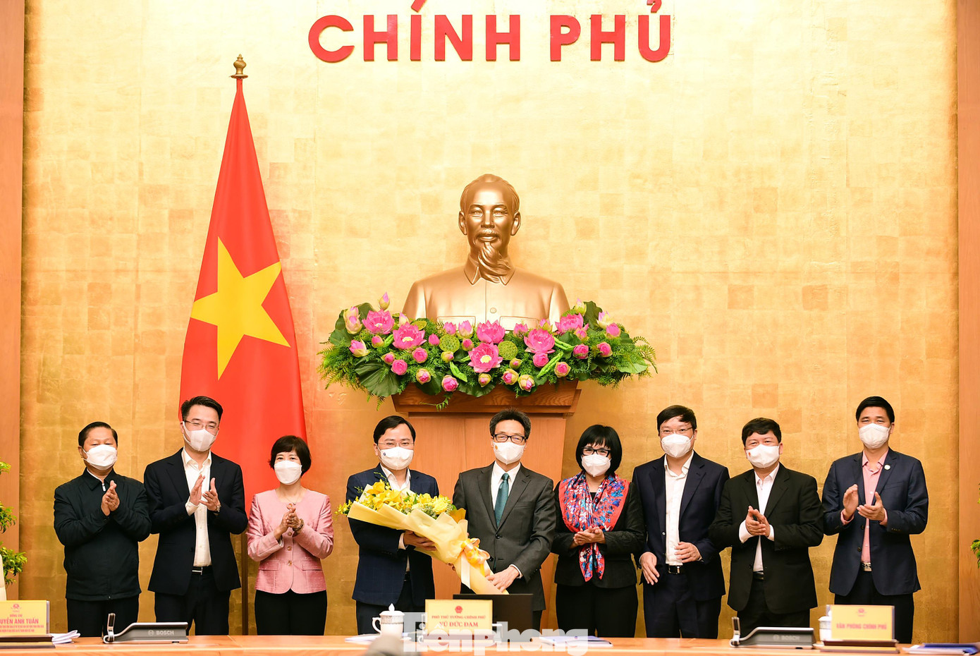 Phó Thủ tướng Vũ Đức Đam tặng hoa chúc mừng các thành viên UBQG về Thanh niên Việt Nam. Ảnh: Xuân Tùng