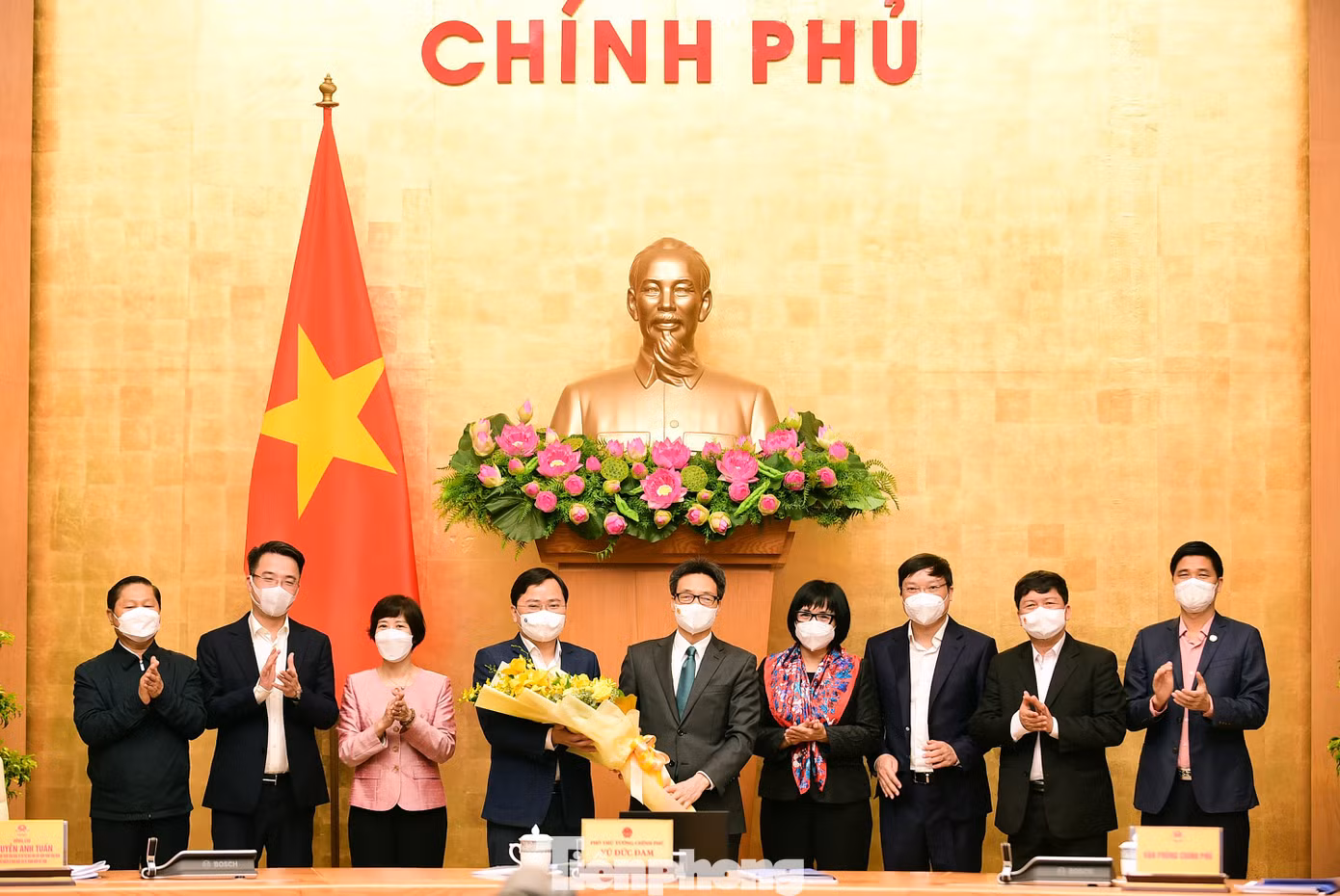 Phó Thủ tướng Vũ Đức Đam tặng hoa chúc mừng các thành viên UBQG về Thanh niên Việt Nam. Ảnh: Xuân Tùng