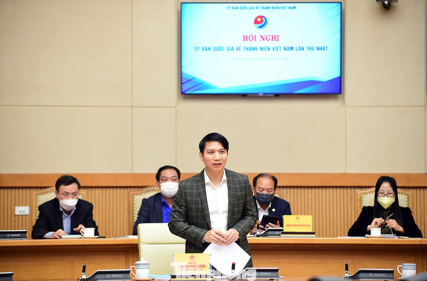 Anh Nguyễn Ngọc Lương, Bí thư T.Ư Đoàn công bố quyết định số 282/QĐ-TTg tại hội nghị. Ảnh: Xuân Tùng