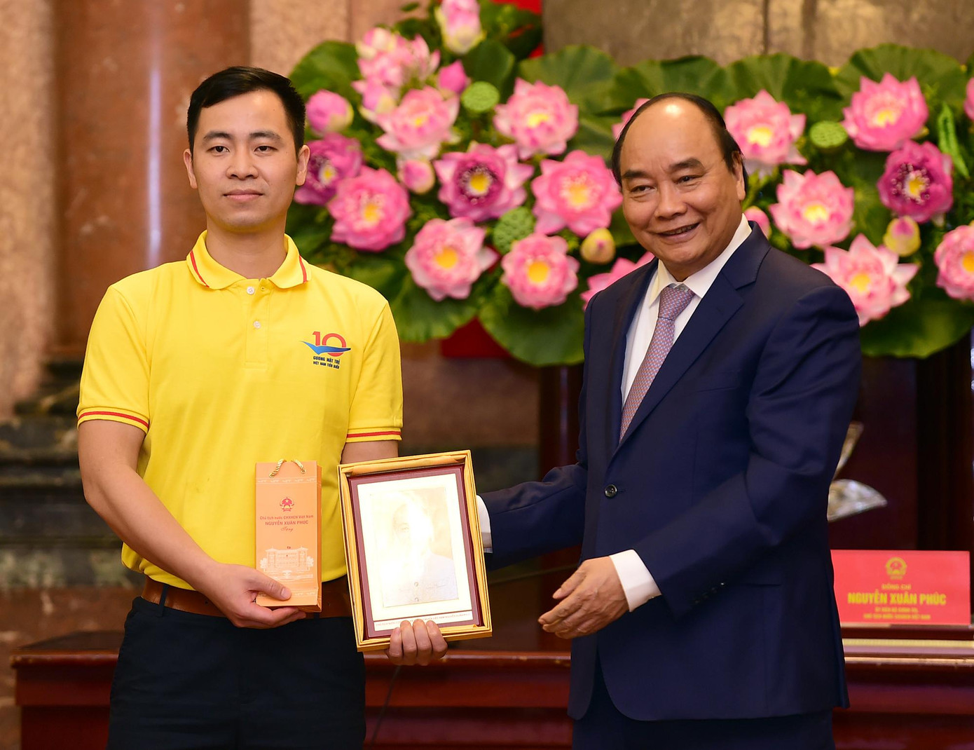 Chủ tịch nước Nguyễn Xuân Phúc tặng chân dung Chủ tịch Hồ Chí Minh cho Gương mặt trẻ Việt Nam tiêu biểu năm 2021- Đại úy Lê Xuân Nam. Chủ tịch nước Nguyễn Xuân Phúc tặng chân dung Chủ tịch Hồ Chí Minh cho Gương mặt trẻ Việt Nam tiêu biểu năm 2021- Đại úy Lê Xuân Nam.