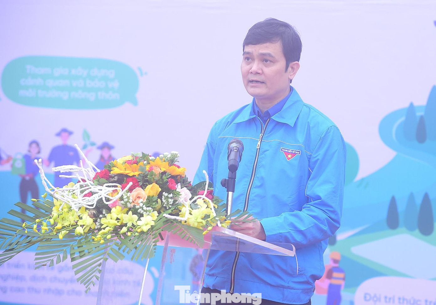 Anh Bùi Quang Huy phát biểu phát động ngày cao điểm tình nguyện chung tay xây dựng nông thôn mới. Ảnh: Xuân Tùng Anh Bùi Quang Huy phát biểu phát động ngày cao điểm tình nguyện chung tay xây dựng nông thôn mới. Ảnh: Xuân Tùng