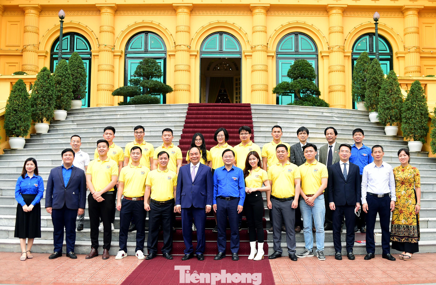 Chủ tịch nước Nguyễn Xuân Phúc chụp ảnh cùng lãnh đạo T.Ư Đoàn, Báo Tiền Phong và các gương mặt trẻ Việt Nam tiêu biểu, triển vọng năm 2021. Chủ tịch nước Nguyễn Xuân Phúc chụp ảnh cùng lãnh đạo T.Ư Đoàn, Báo Tiền Phong và các gương mặt trẻ Việt Nam tiêu biểu, triển vọng năm 2021.