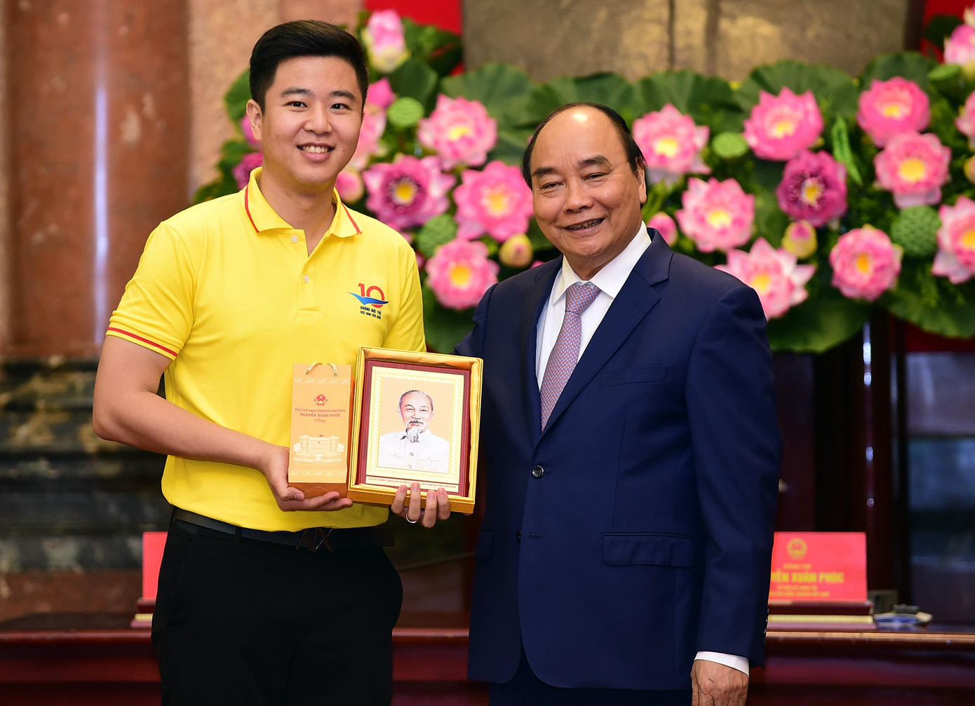 Chủ tịch nước Nguyễn Xuân Phúc tặng chân dung Chủ tịch Hồ Chí Minh cho Gương mặt trẻ Việt Nam tiêu biểu năm 2021- Bác sĩ Đỗ Doãn Bách. Chủ tịch nước Nguyễn Xuân Phúc tặng chân dung Chủ tịch Hồ Chí Minh cho Gương mặt trẻ Việt Nam tiêu biểu năm 2021- Bác sĩ Đỗ Doãn Bách.