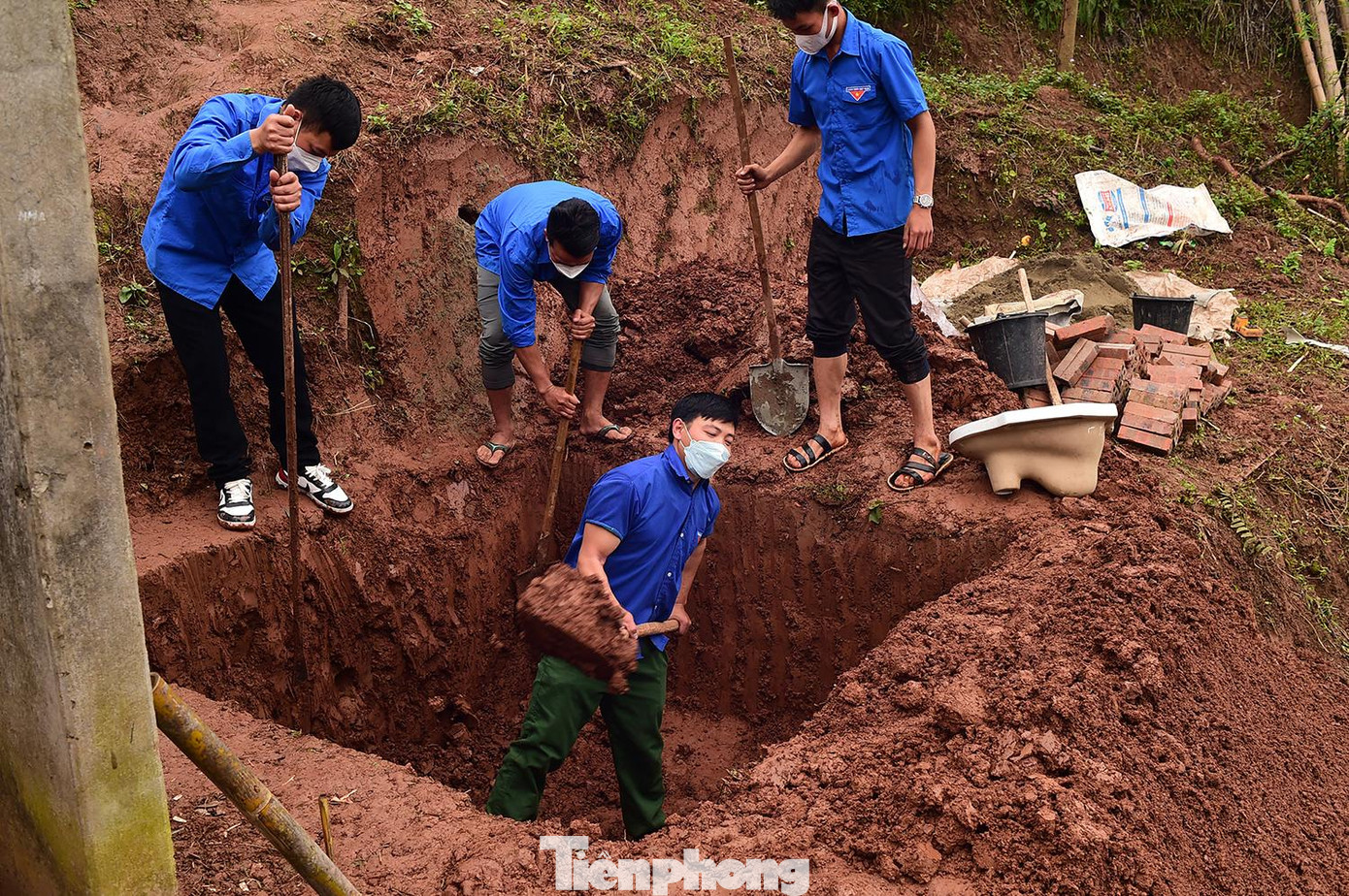 Đoàn viên thanh niên xây dựng công trình nhà vệ sinh tặng người dân. Ảnh: Xuân Tùng Đoàn viên thanh niên xây dựng công trình nhà vệ sinh tặng người dân. Ảnh: Xuân Tùng