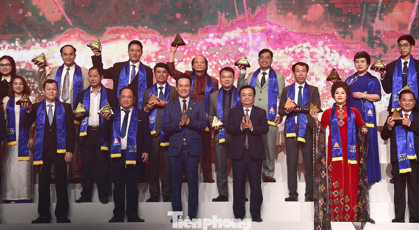 Bộ trưởng Bộ NN&PTNT Lê Minh Hoan và Chủ tịch Hội DNT Việt Nam khoá VI Đặng Hồng Anh trao giải Top 200 Sao Vàng đất Việt năm 2021 Bộ trưởng Bộ NN&PTNT Lê Minh Hoan và Chủ tịch Hội DNT Việt Nam khoá VI Đặng Hồng Anh trao giải Top 200 Sao Vàng đất Việt năm 2021