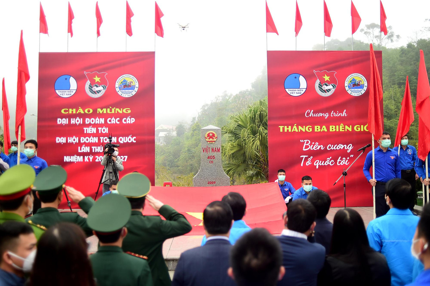 Toàn cảnh lễ chào cờ bên cột mốc số 405 (1)