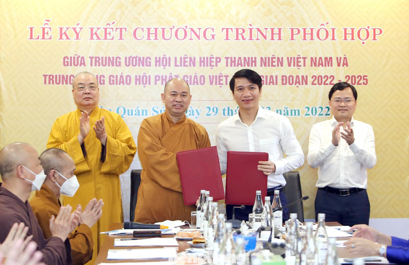 Anh Nguyễn Ngọc Lương và Thượng toạ Thích Đức Thiện ký kết chương trình phối hợp hai bên.