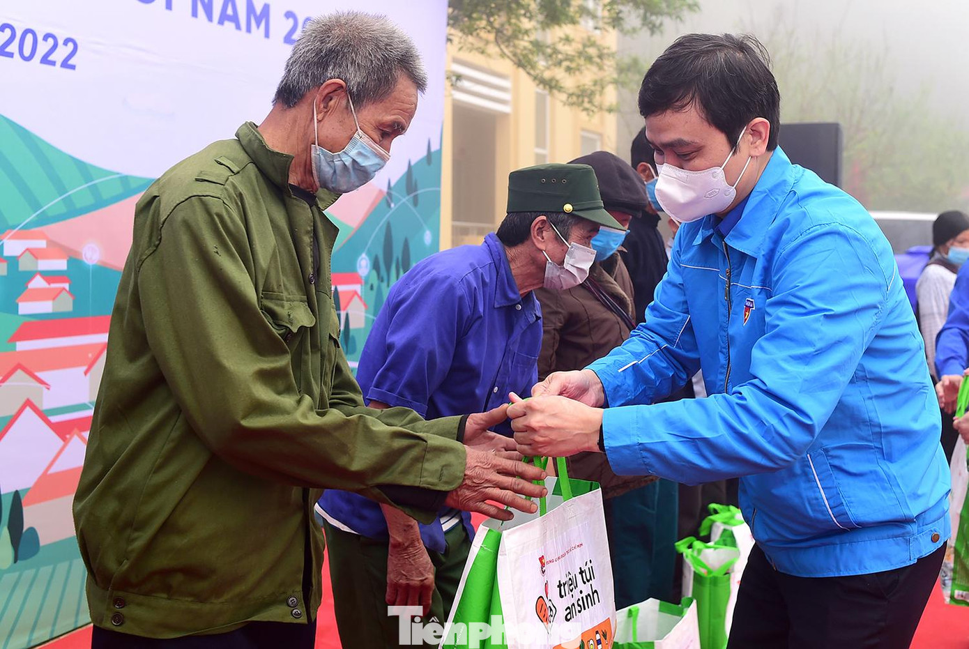 Anh Bùi Quang Huy tặng quà túi an sinh đến các hộ có hoàn cảnh khó khăn. Ảnh: Xuân Tùng Anh Bùi Quang Huy tặng quà túi an sinh đến các hộ có hoàn cảnh khó khăn. Ảnh: Xuân Tùng