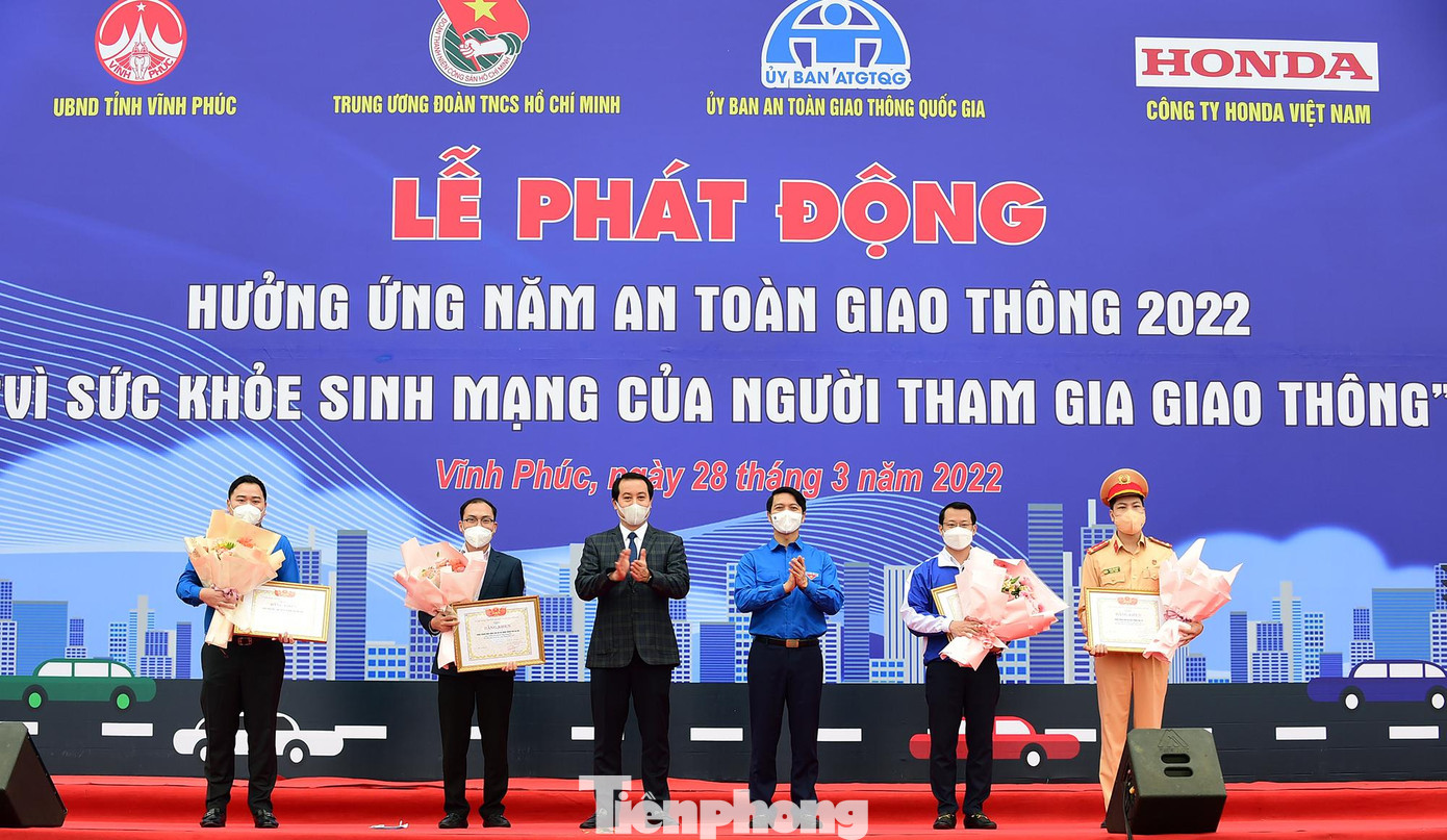 Dịp này, Ban Tổ chức đã trao tặng Bằng khen của T.Ư Hội đến các đơn vị đã có thành tích xuất sắc trong phong trào bảo đảm trật tự an toàn giao thông năm 2021. Dịp này, Ban Tổ chức đã trao tặng Bằng khen của T.Ư Hội đến các đơn vị đã có thành tích xuất sắc trong phong trào bảo đảm trật tự an toàn giao thông năm 2021.