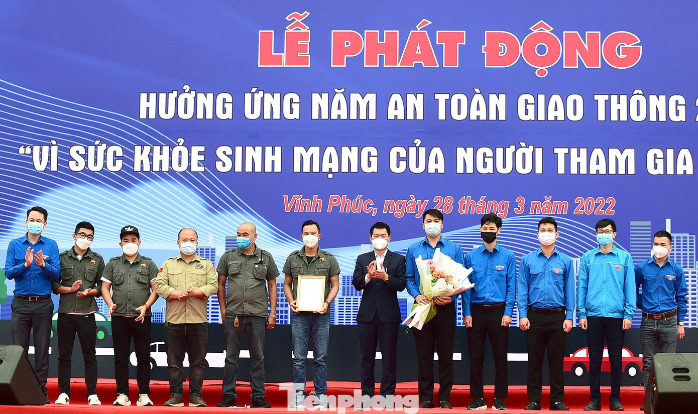 Chương trình đã ra mắt đội hình tình nguyện ứng cứu an toàn giao thông Chương trình đã ra mắt đội hình tình nguyện ứng cứu an toàn giao thông