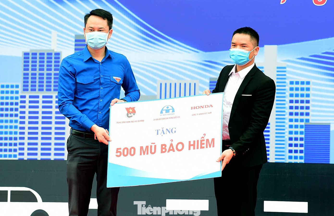 Chương trình đã trao 500 mũ bảo hiểm đạt chuẩn tặng đoàn viên, thanh niên, học sinh, sinh viên trên địa bàn tỉnh Vĩnh Phúc Chương trình đã trao 500 mũ bảo hiểm đạt chuẩn tặng đoàn viên, thanh niên, học sinh, sinh viên trên địa bàn tỉnh Vĩnh Phúc