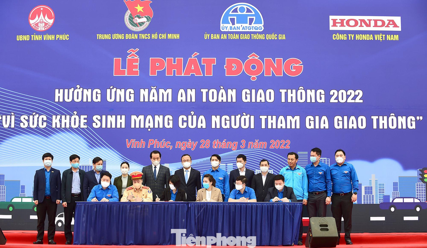 Tại chương trình các đơn vị đã ký kết hưởng ứng các hoạt động năm an toàn giao thông Tại chương trình các đơn vị đã ký kết hưởng ứng các hoạt động năm an toàn giao thông