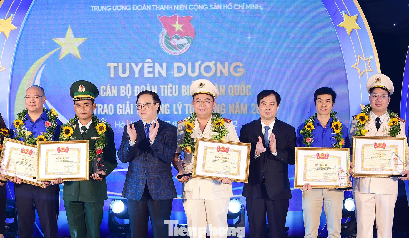 Phó Trưởng Ban Tuyên giáo T.Ư Phan Xuân Thủy và nguyên Trưởng Ban Đối ngoại T.Ư Hoàng Bình Quân trao khen thưởng cho các gương cán bộ Đoàn. Ảnh: Xuân Tùng Phó Trưởng Ban Tuyên giáo T.Ư Phan Xuân Thủy và nguyên Trưởng Ban Đối ngoại T.Ư Hoàng Bình Quân trao khen thưởng cho các gương cán bộ Đoàn. Ảnh: Xuân Tùng