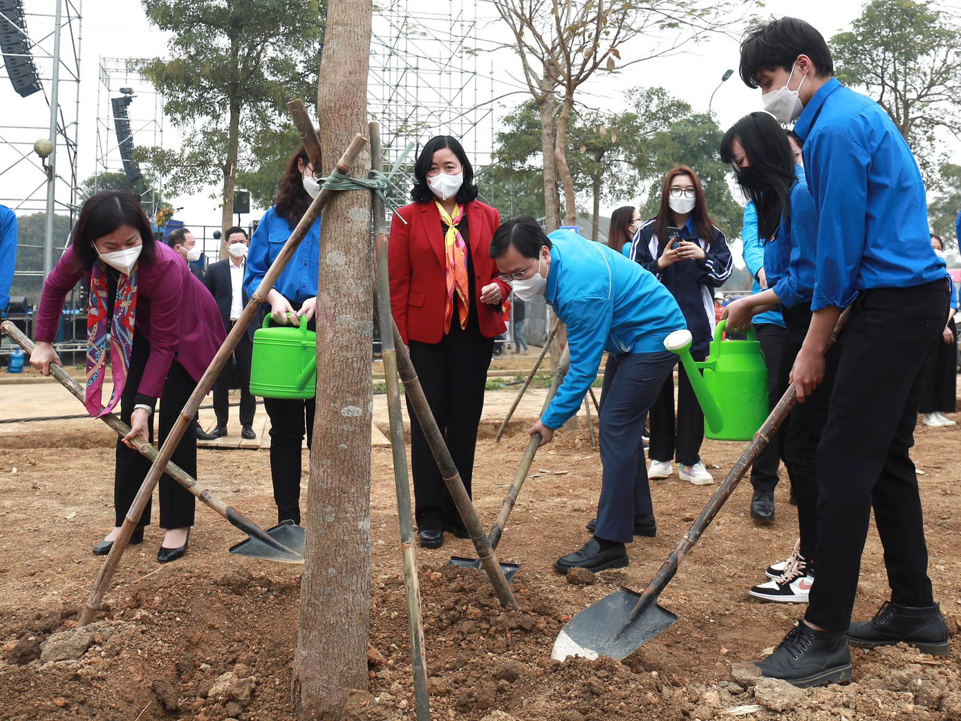 Các đại biểu trồng cây