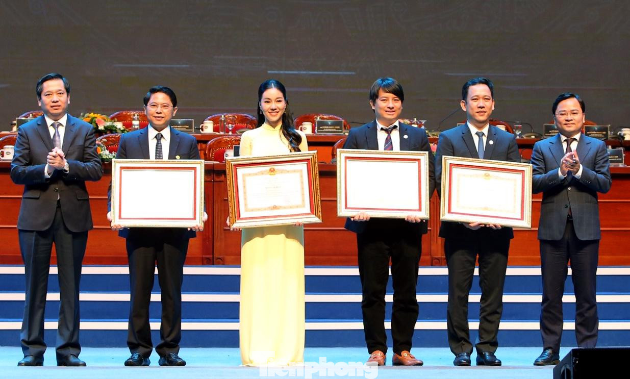 Anh Nguyễn Anh Tuấn, Ủy viên T.Ư Đảng, Bí thư thứ nhất T.Ư Đoàn; và ông Nguyễn Long Hải, Ủy viên dự khuyết T.Ư Đảng, Bí thư Đảng ủy Khối Doanh nghiệp T.Ư trao Bằng khen của Thủ tướng tặng các cá nhân. Ảnh: Lâm Đăng Hải Anh Nguyễn Anh Tuấn, Ủy viên T.Ư Đảng, Bí thư thứ nhất T.Ư Đoàn; và ông Nguyễn Long Hải, Ủy viên dự khuyết T.Ư Đảng, Bí thư Đảng ủy Khối Doanh nghiệp T.Ư trao Bằng khen của Thủ tướng tặng các cá nhân. Ảnh: Lâm Đăng Hải