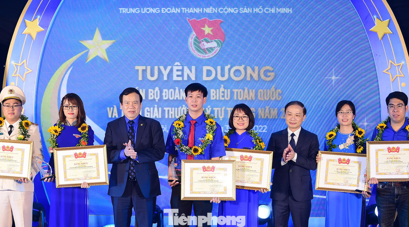 Phó Trưởng Ban thường trực Ban Dân vận T.Ư Phạm Tất Thắng và Chủ tịch Hội Cựu TNXP Vũ Trọng Kim trao khen thưởng cho các gương. Ảnh: Xuân Tùng Phó Trưởng Ban thường trực Ban Dân vận T.Ư Phạm Tất Thắng và Chủ tịch Hội Cựu TNXP Vũ Trọng Kim trao khen thưởng cho các gương. Ảnh: Xuân Tùng