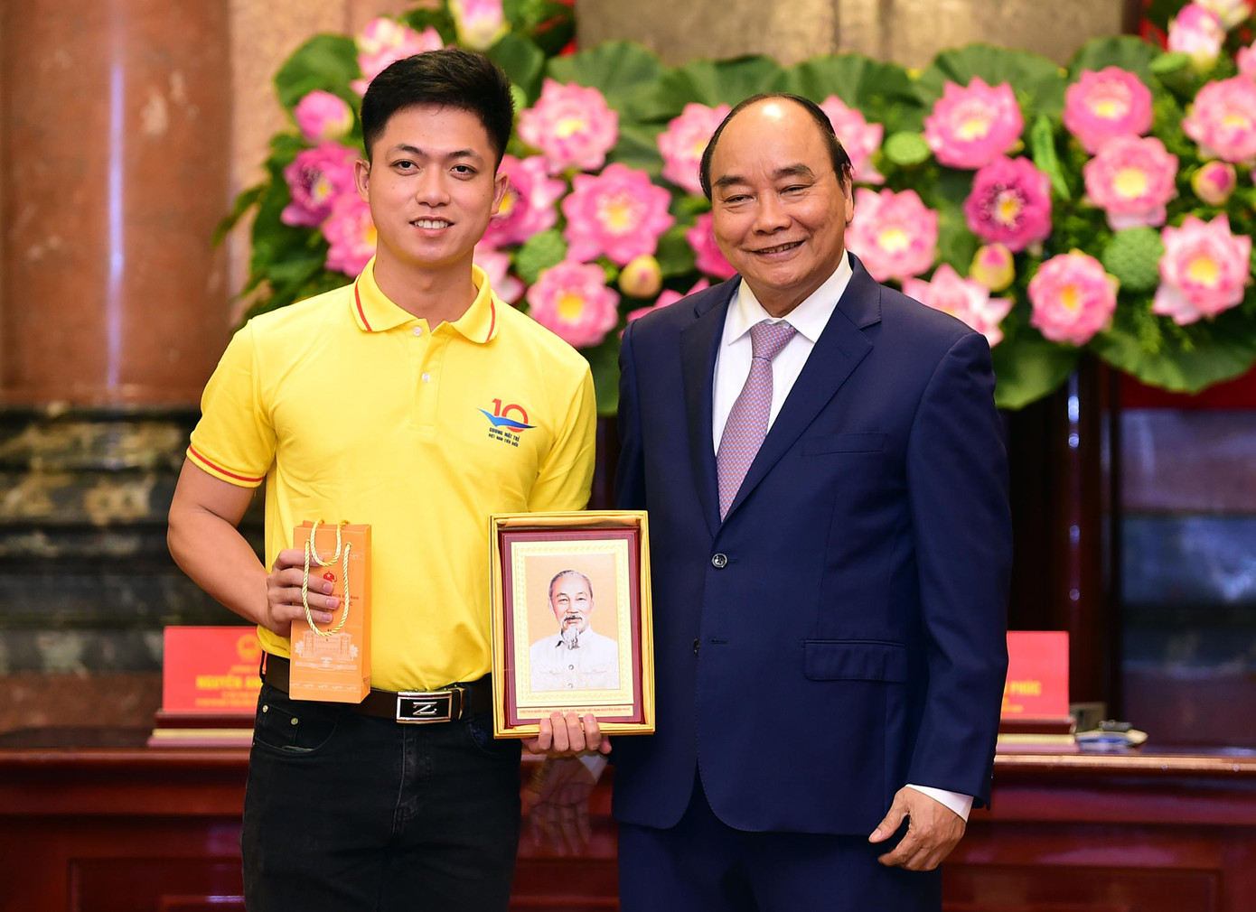 Chủ tịch nước Nguyễn Xuân Phúc tặng chân dung Chủ tịch Hồ Chí Minh cho Gương mặt trẻ Việt Nam tiêu biểu 2021- Thượng uý Nguyễn Tiến Duy. Chủ tịch nước Nguyễn Xuân Phúc tặng chân dung Chủ tịch Hồ Chí Minh cho Gương mặt trẻ Việt Nam tiêu biểu 2021- Thượng uý Nguyễn Tiến Duy.