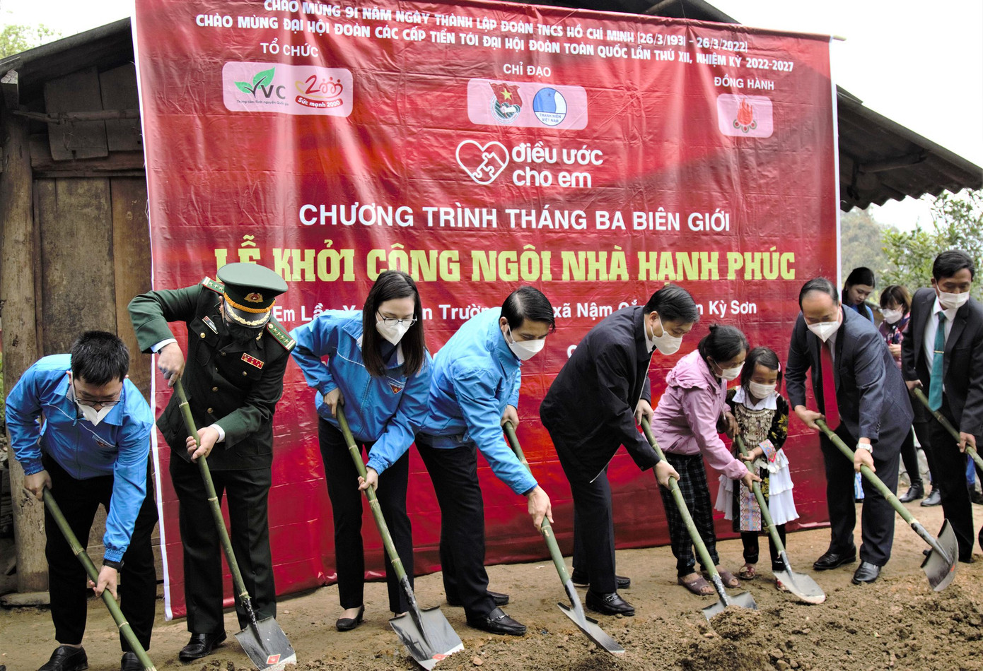 Anh Nguyễn Ngọc Lương, ông Lê Hồng Vinh và các đại biểu tham gia lễ khởi công xây dựng ngôi nhà hạnh phúc cho em Lầu Y Đơ (học sinh có hoàn cảnh khó khăn) tại bản Trường Sơn, xã Nậm Cắn, tỉnh Nghệ An. Anh Nguyễn Ngọc Lương, ông Lê Hồng Vinh và các đại biểu tham gia lễ khởi công xây dựng ngôi nhà hạnh phúc cho em Lầu Y Đơ (học sinh có hoàn cảnh khó khăn) tại bản Trường Sơn, xã Nậm Cắn, tỉnh Nghệ An.