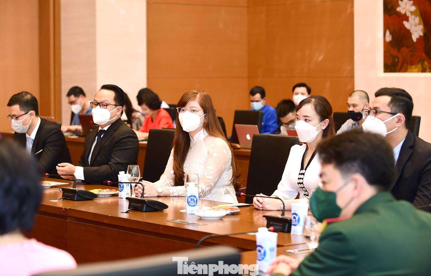 Các thầy thuốc trẻ tiêu biểu năm 2021 tham dự chương trình gặp Chủ tịch Quốc hội. Ảnh: Xuân Tùng