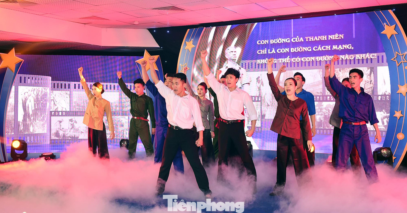 Tiết mục văn nghệ mở đầu lễ tuyên dương. Ảnh: Xuân Tùng Tiết mục văn nghệ mở đầu lễ tuyên dương. Ảnh: Xuân Tùng