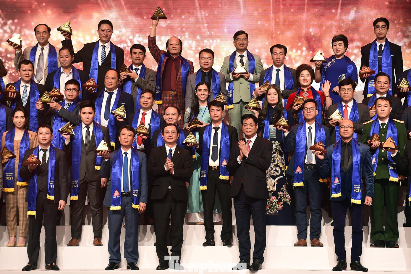 Bí thư Đảng ủy Khối Cơ quan T.Ư Huỳnh Tấn Việt và Bộ trưởng Bộ KH&CN Huỳnh Thành Đạt trao giải Top 200 Sao Vàng đất Việt năm 2021 Bí thư Đảng ủy Khối Cơ quan T.Ư Huỳnh Tấn Việt và Bộ trưởng Bộ KH&CN Huỳnh Thành Đạt trao giải Top 200 Sao Vàng đất Việt năm 2021