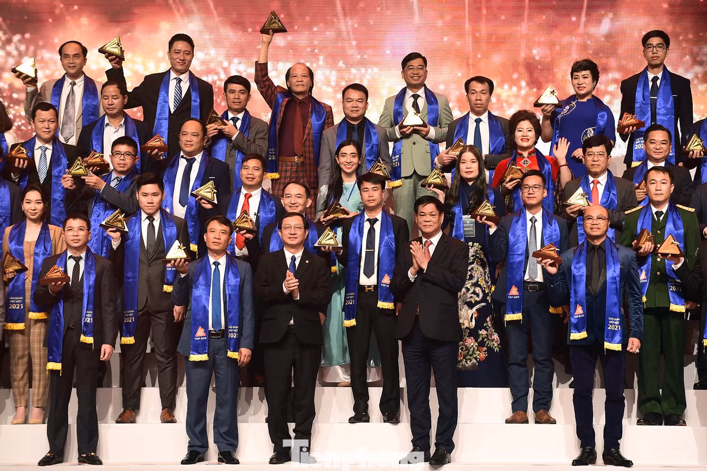 Bí thư Đảng ủy Khối Cơ quan T.Ư Huỳnh Tấn Việt và Bộ trưởng Bộ KH&CN Huỳnh Thành Đạt trao giải Top 200 Sao Vàng đất Việt năm 2021 Bí thư Đảng ủy Khối Cơ quan T.Ư Huỳnh Tấn Việt và Bộ trưởng Bộ KH&CN Huỳnh Thành Đạt trao giải Top 200 Sao Vàng đất Việt năm 2021